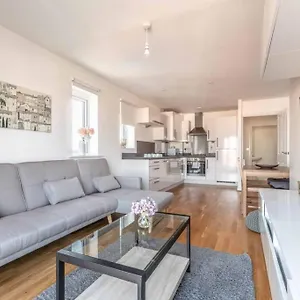 2 Bed & 2 Bath Modern - Free Parking Slough