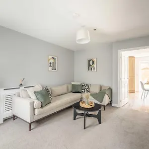 Windsor 10 Mins - 3 Bedrooms, 2 Bathrooms House With Parking Slough